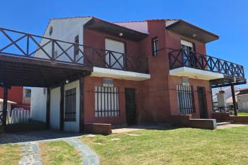 IMPERDIBLE OPORTUNIDAD!!!!! Dos Dúplex  en espejo  más chalet en venta , frente al mar, cochera cubierta, balcón corrido con deck solar lavadero, parrilla, -  Santa Clara del Mar